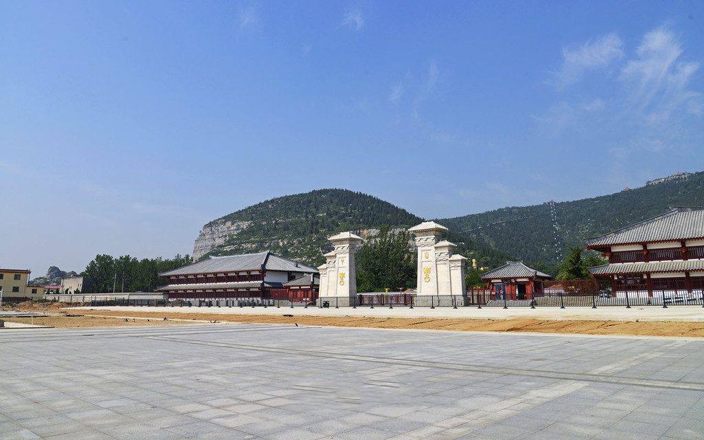 繁花满城·国粹雅韵绘瓷展在苏州沧浪亭展出